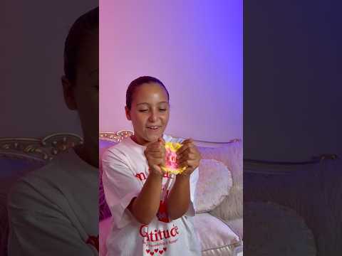 Кадр из видео Люси с яркой игрушкой